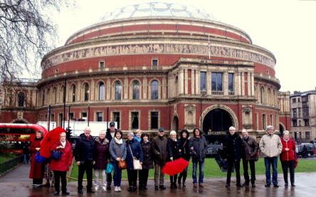 Nach einem unvergesslichen Konzert-Erlebnis: Die Hohenhamelner Gruppe vor der Royal Albert Hall