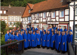 Der Junge Chor Bad Salzdetfurth in seiner schicken Konzertkleidung